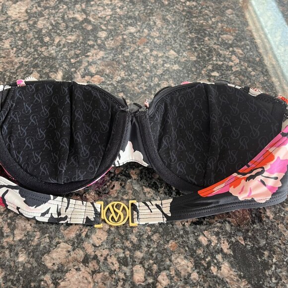 Victoria Secret - Picture 2 of 4